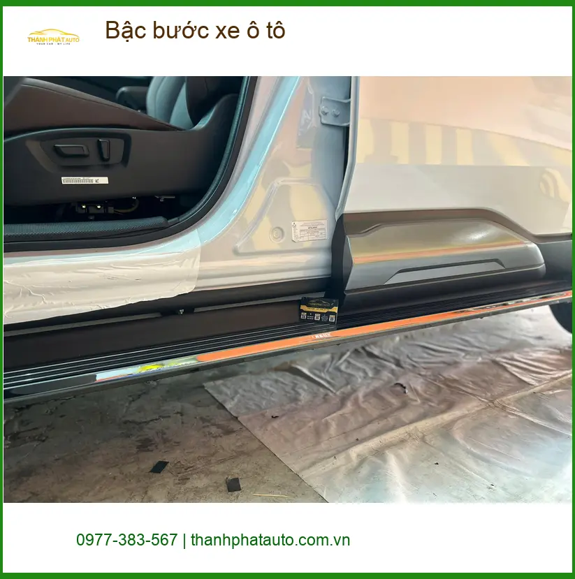 Anh Khôi lắp bậc bước xe ô tô cho Kia Carnival tại Thủ Đức