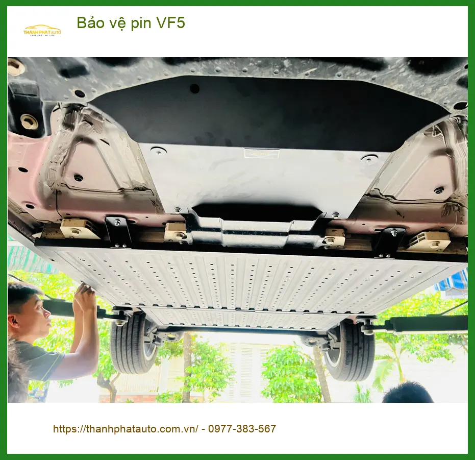 Chị Thảo lắp Bảo vệ pin VF5 tại Bình Chánh để kéo dài tuổi thọ