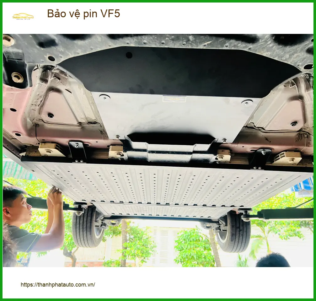Chị Mai bảo vệ pin VinFast VF5 tại Quận 11 để đảm bảo an toàn cho xe ảnh thực tế 2