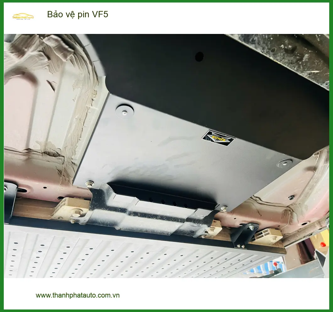 Chị Mai bảo vệ pin VinFast VF5 tại Quận 11 để đảm bảo an toàn cho xe ảnh thực tế 4