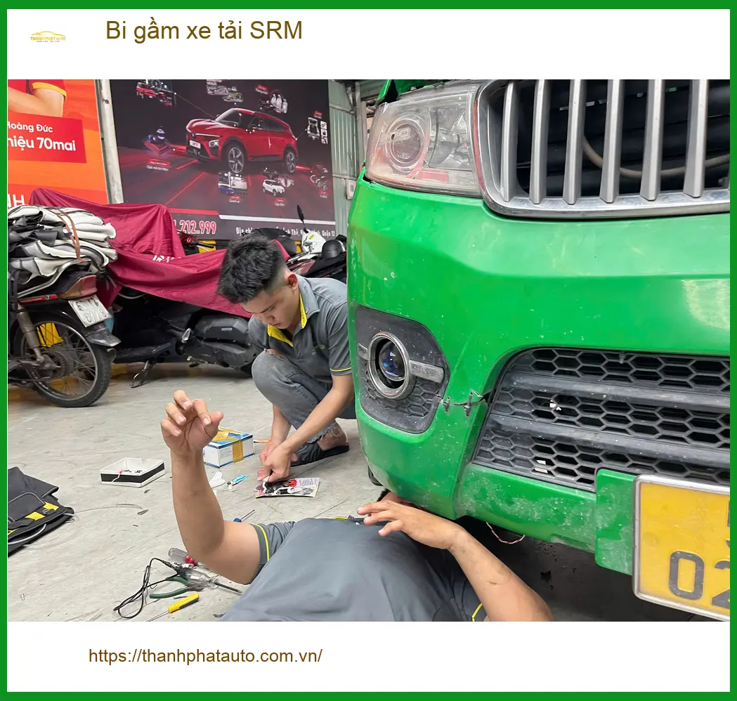 Chú Minh lắp bi gầm xe tải SRM tại Quận 2 để cải thiện tầm nhìn ban đêm