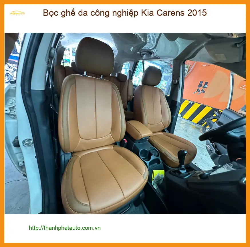 Chú Bách bọc ghế da công nghiệp cho Kia Carens 2015 tại Thủ Đức vì ghế cũ đã xuống cấp