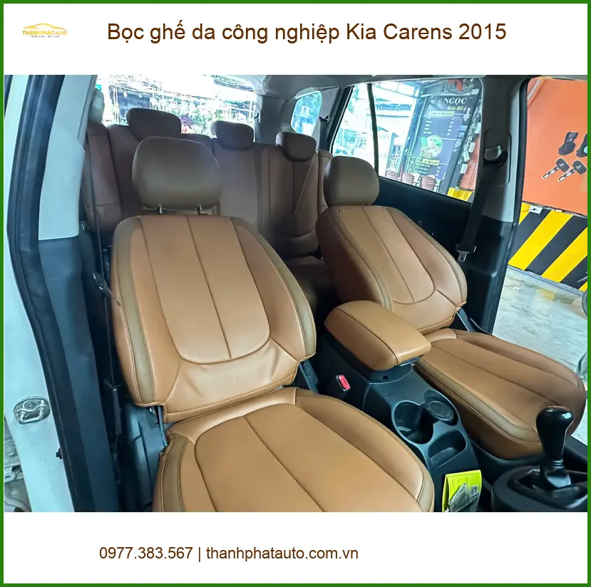 Chị Thảo bọc ghế da công nghiệp Kia Carens 2015 tại Quận 7 để nội thất sang hơn