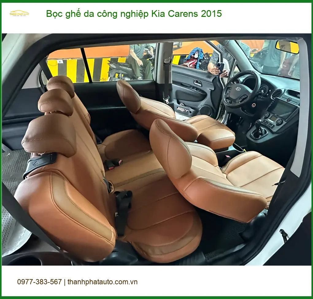 Chị Thảo bọc ghế da công nghiệp Kia Carens 2015 tại Quận 7 để nội thất sang hơn ảnh thực tế 3