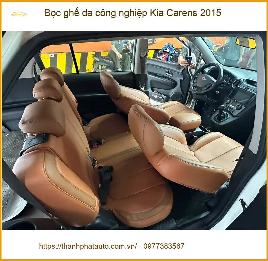 Chú Vỹ bọc ghế da công nghiệp Kia Carens 2015 tại Quận 9 vì ghế cũ đã xuống cấp
