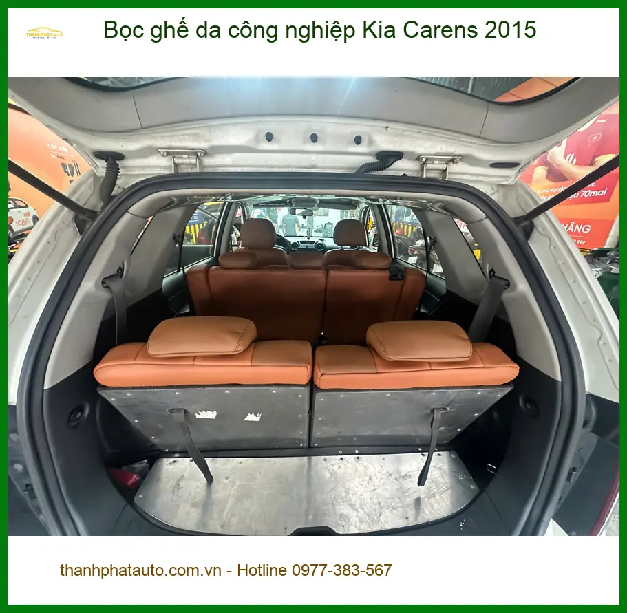 Chú Vỹ bọc ghế da công nghiệp Kia Carens 2015 tại Quận 9 vì ghế cũ đã xuống cấp ảnh thực tế 2