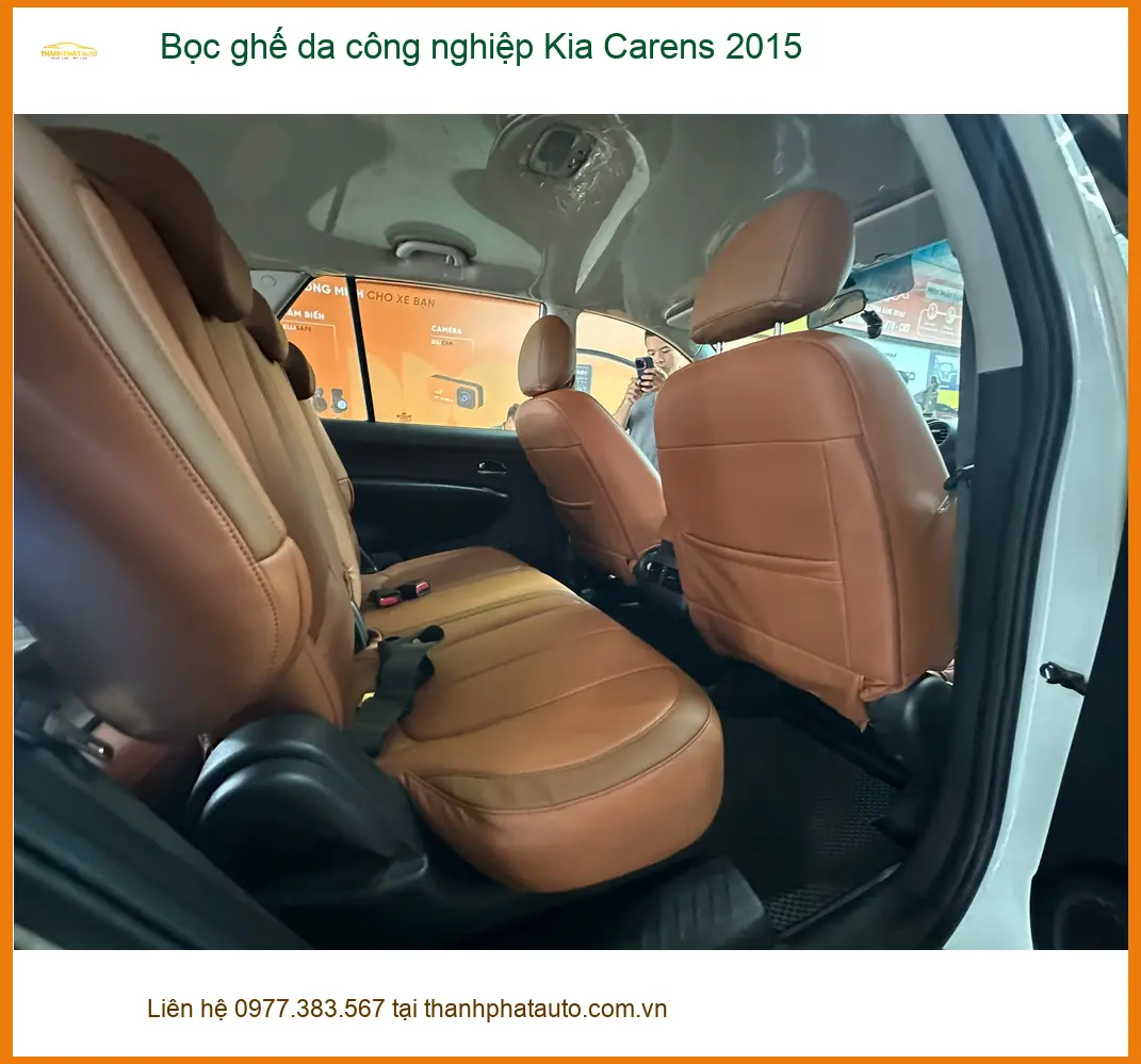 Chú Vỹ bọc ghế da công nghiệp Kia Carens 2015 tại Quận 9 vì ghế cũ đã xuống cấp ảnh thực tế 4
