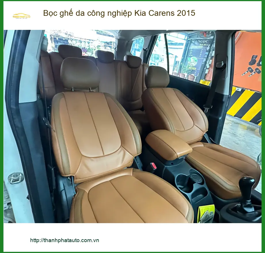 Anh Khải bọc ghế da công nghiệp Kia Carens 2015 tại Bình Chánh để nội thất xe luôn mới đẹp