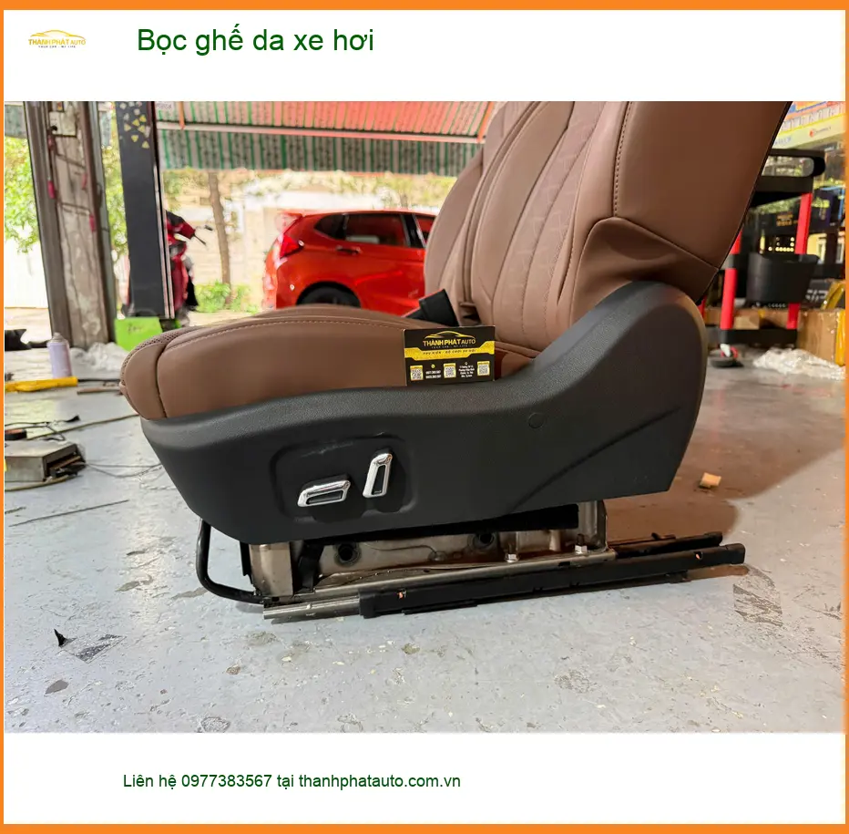 Anh Quốc Anh bọc ghế da Hyundai Accent tại Quận 10 vì nội thất cũ xuống cấp