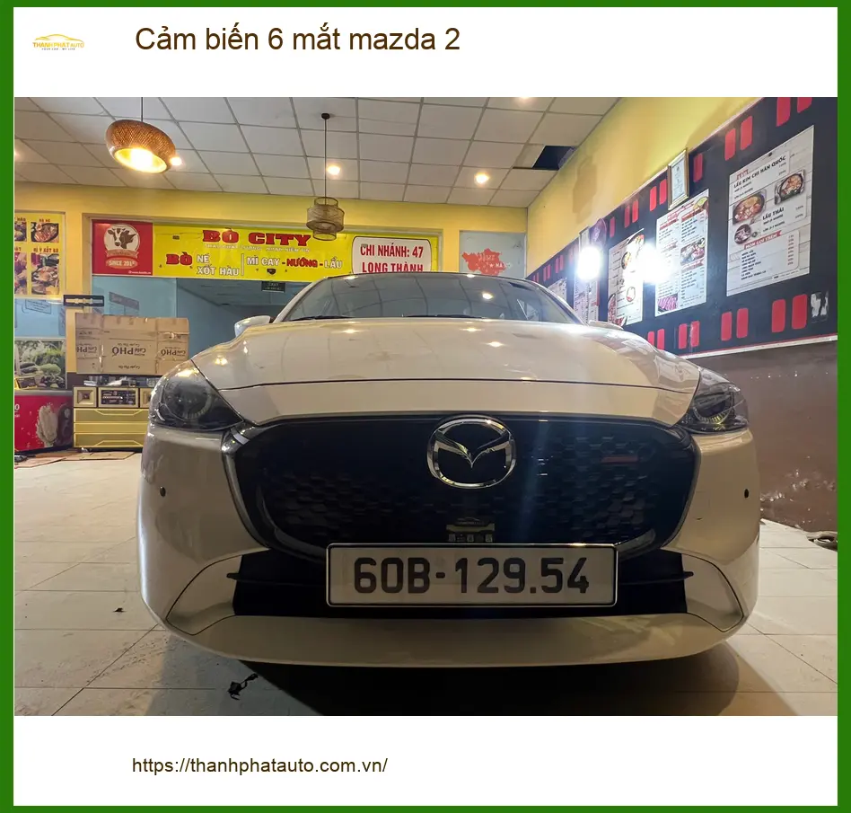 Anh Khải lắp cảm biến 6 mắt Mazda 2 vì thường xuyên di chuyển đường hẹp tại Cần Giờ
