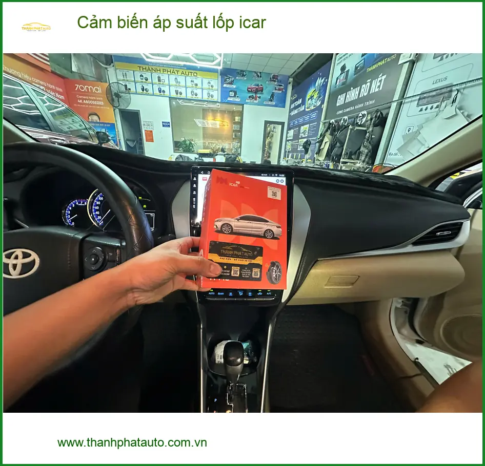 Chị Hà lắp cảm biến áp suất lốp iCar cho VinFast Lux A2.0 tại Quận 2 giá tốt