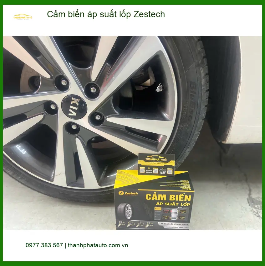 Anh Quang lắp cảm biến áp suất lốp Zestech cho Toyota Camry tại Cần Giờ để yên tâm lái xe ảnh thực tế 3