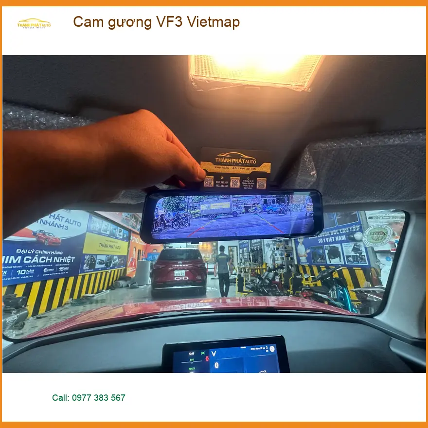 Anh Minh lắp cam gương Vietmap cho VinFast VF3 tại Quận Thủ Đức để ghi lại mọi hành trình.