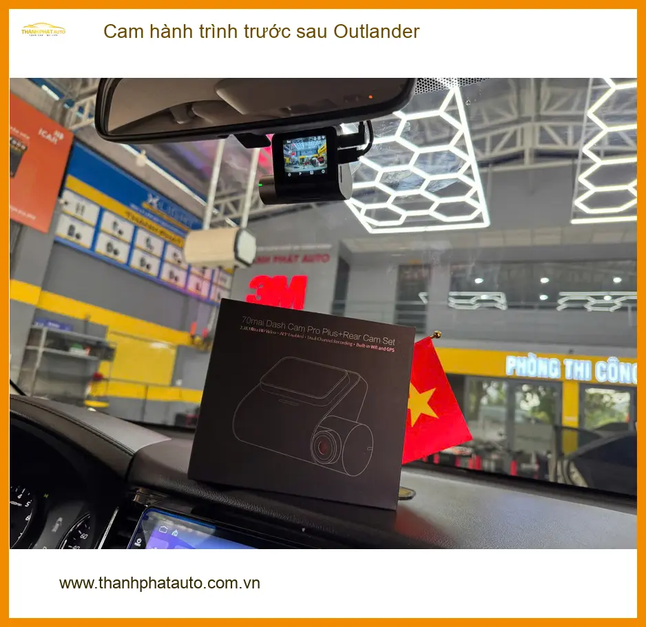 Anh Trọng lắp cam hành trình trước sau Outlander tại Quận 1 để yên tâm di chuyển ảnh thực tế 3