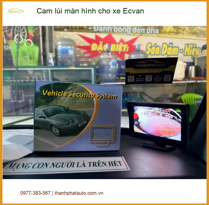 Anh Kiên lắp cam lùi màn hình cho xe Ecvan ở Quận 9 để lái xe an toàn hơn