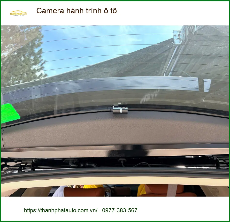 Chị Thảo lắp camera hành trình ô tô Hyundai Santa Fe tại Quận 12 để an tâm lái xe đường dài ảnh thực tế 3