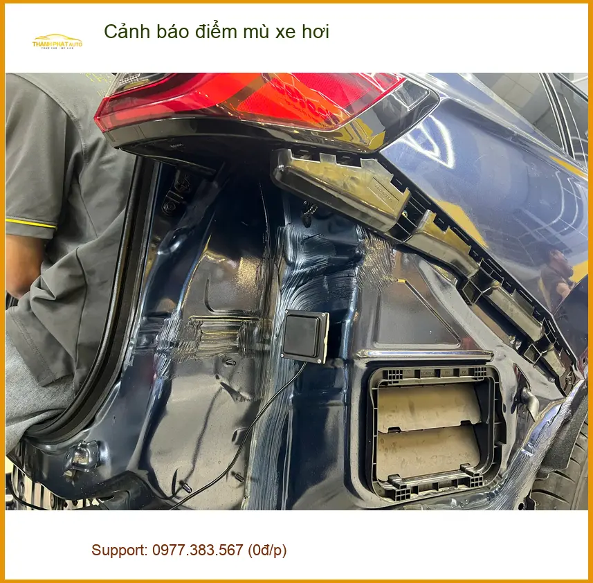 Chị Thảo lắp cảnh báo điểm mù cho Hyundai Kona tại Quận 8 an toàn hơn khi chuyển làn