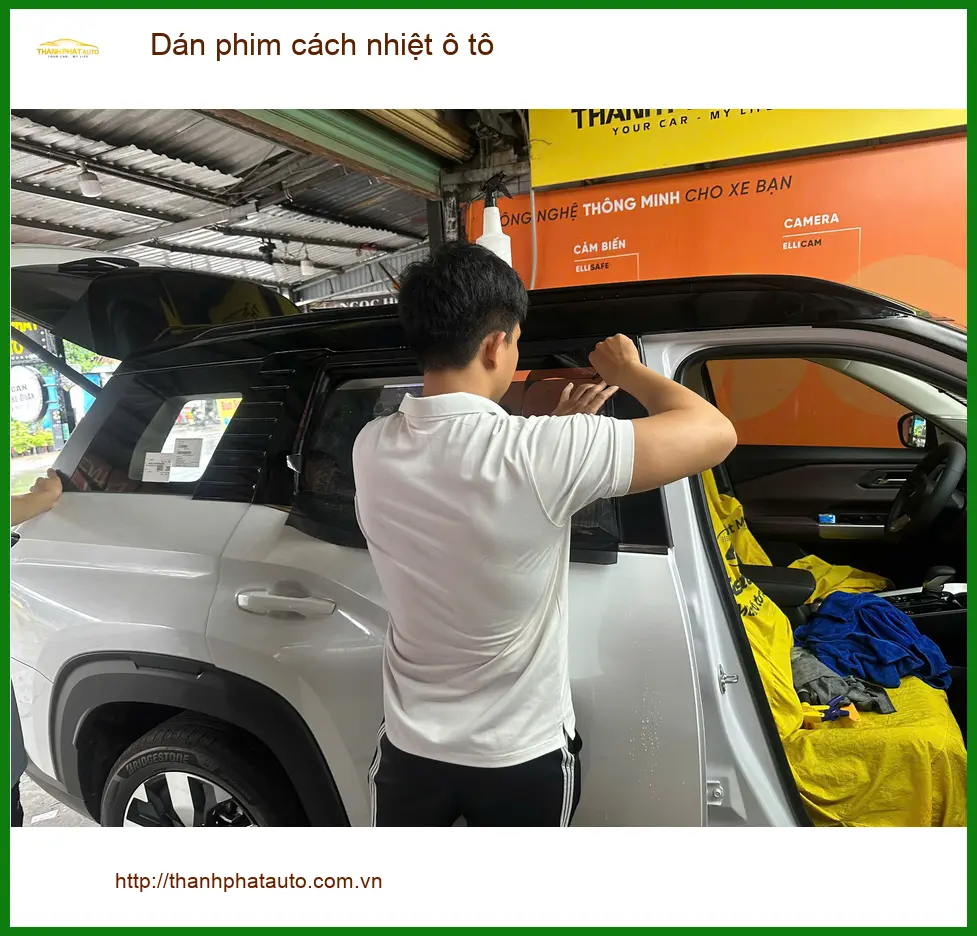 Anh Khải dán phim cách nhiệt ô tô Hyundai Accent tại Quận 8 chống nóng hiệu quả