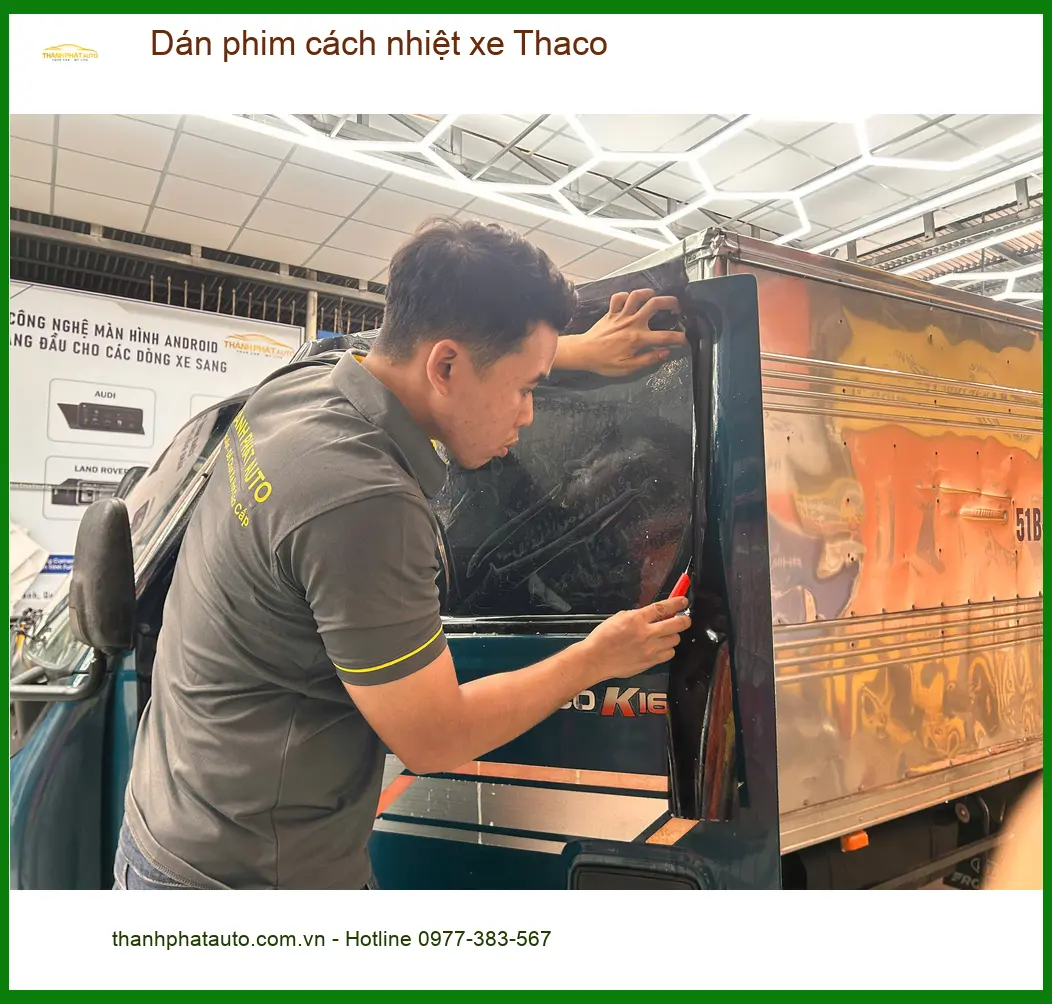 Anh Lâm dán phim cách nhiệt xe Thaco Towner tại Quận Bình Chánh để chống nóng hiệu quả
