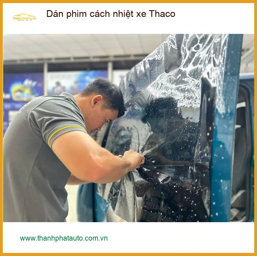 Chị Thanh dán phim cách nhiệt cho xe Thaco Towner tại Quận Phú Nhuận để chống nóng