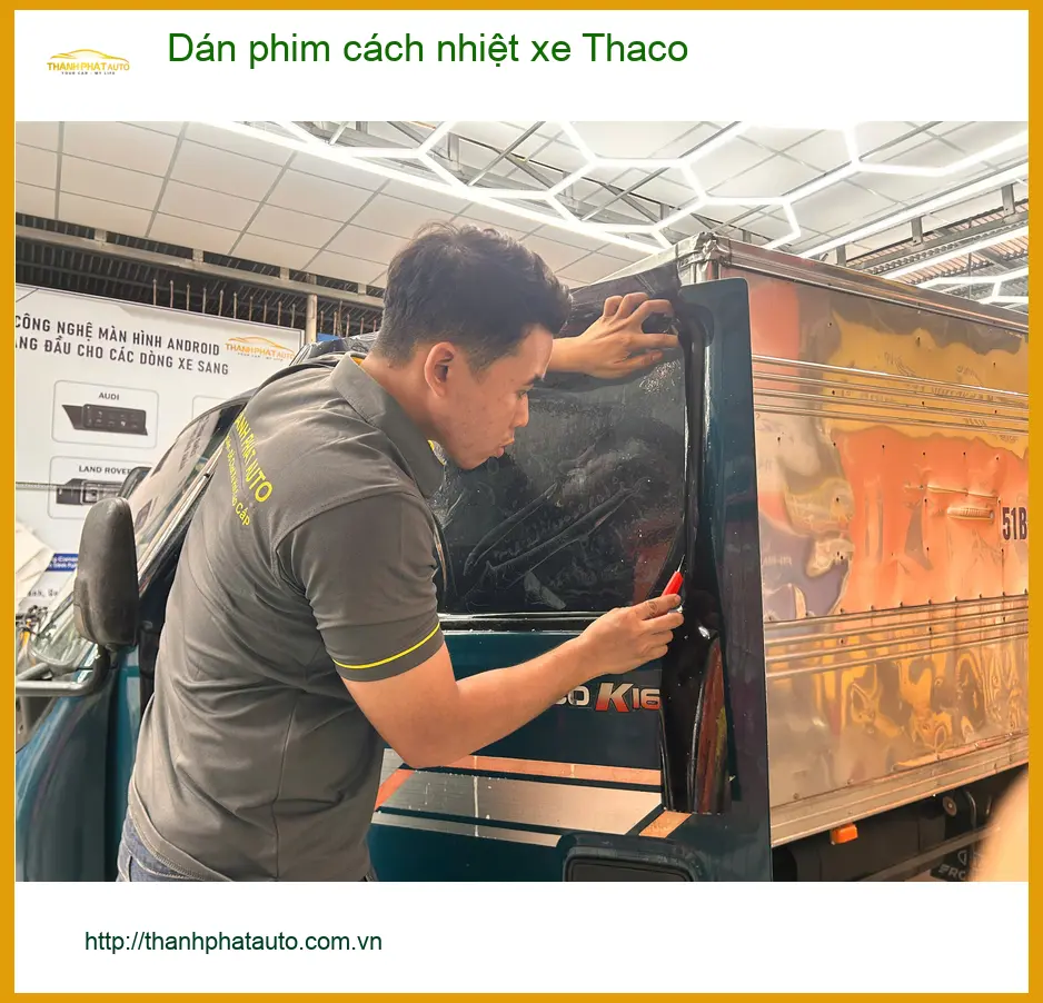 Chị Thanh dán phim cách nhiệt cho xe Thaco Towner tại Quận Phú Nhuận để chống nóng ảnh thực tế 2
