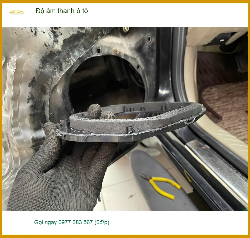 Anh Quang độ âm thanh ô tô Kia Sorento tại Quận 9 vì loa zin quá kém. ảnh thực tế 3