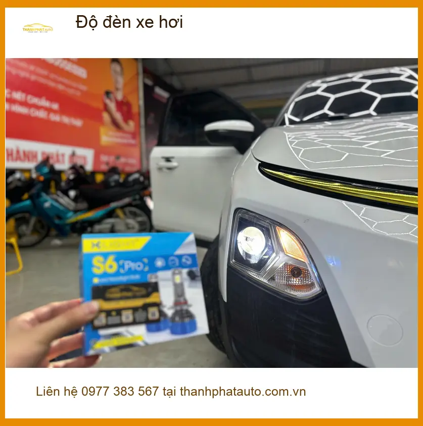 Chú Bình độ đèn xe hơi Kia Carnival ở Quận 1 vì đèn zin quá mờ khi đi đêm