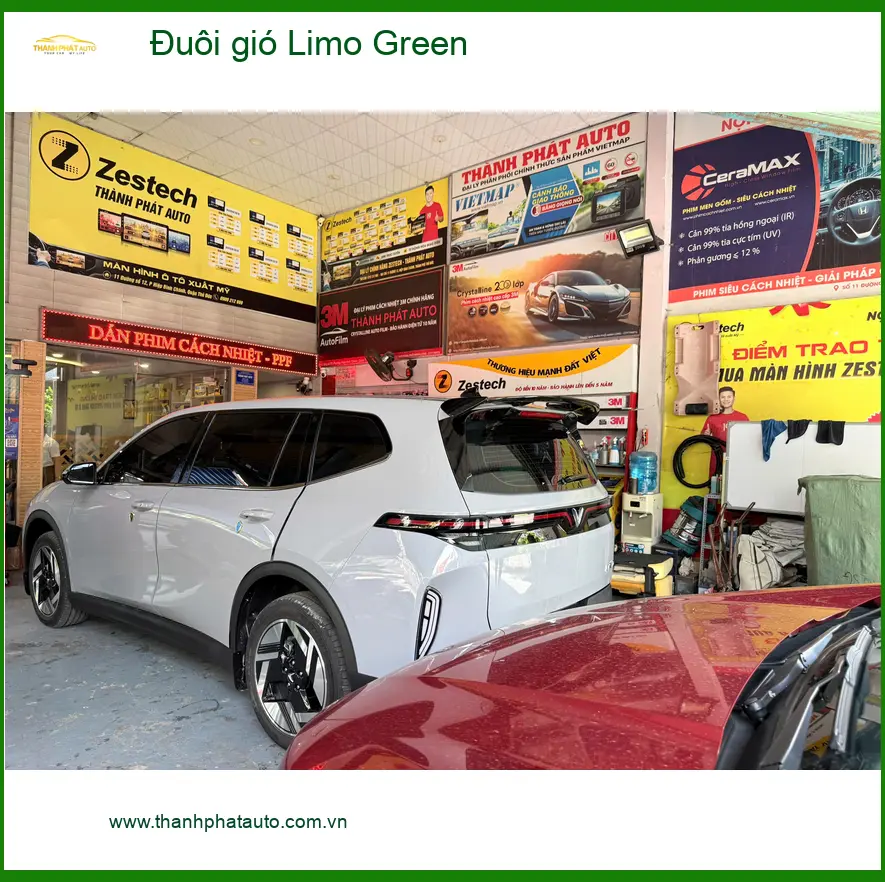 Anh Dũng lắp đuôi gió Limo Green cho Toyota Camry tại Quận 10
