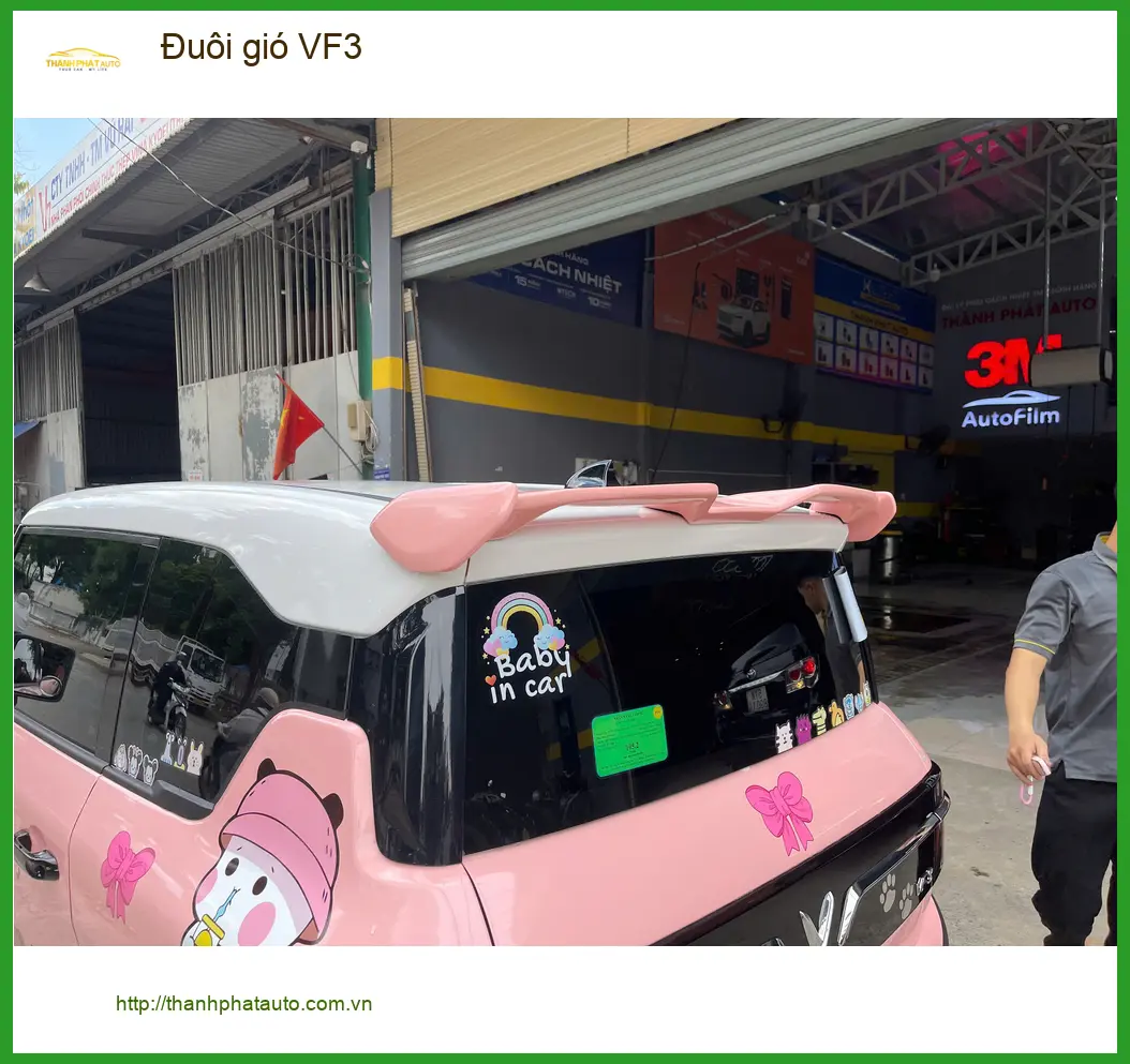 Chị Minh lắp đuôi gió VinFast VF3 tại Quận Bình Tân để xe trông thể thao hơn