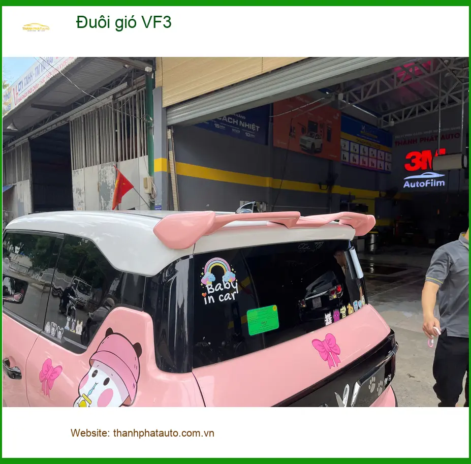 Anh Quang gắn đuôi gió cho VinFast VF3 tại Củ Chi để xe trông thể thao hơn