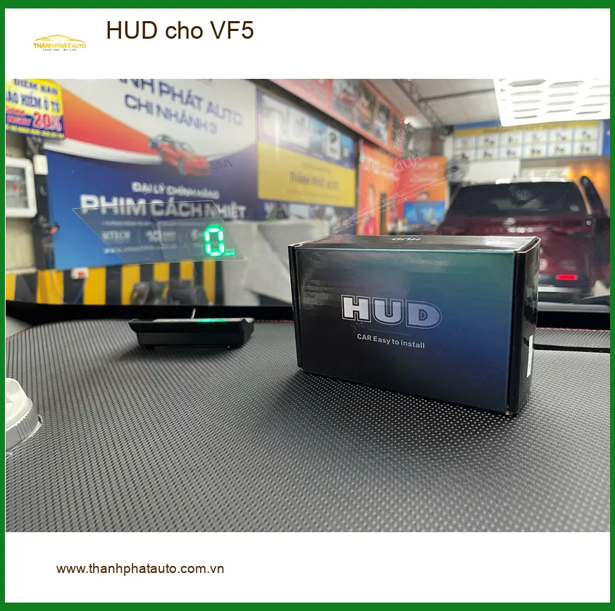 Anh Tùng lắp HUD cho VF5 tại Quận 9 để dễ dàng theo dõi thông tin lái