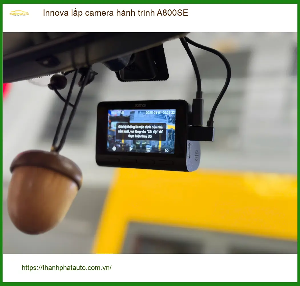 Anh Minh lắp camera hành trình A800SE cho Innova tại Quận 3 ảnh thực tế 3