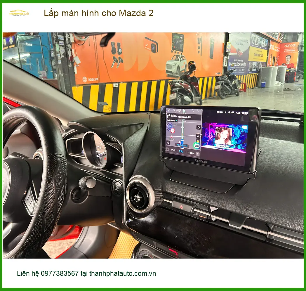 Chị Thảo lắp màn hình cho Mazda 2 tại Quận 6 vì màn hình zin quá ít tính năng