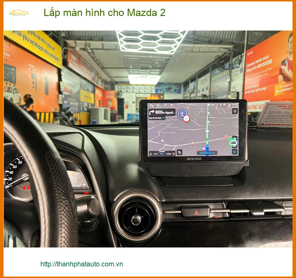 Chị Thảo lắp màn hình cho Mazda 2 tại Quận 6 vì màn hình zin quá ít tính năng ảnh thực tế 4