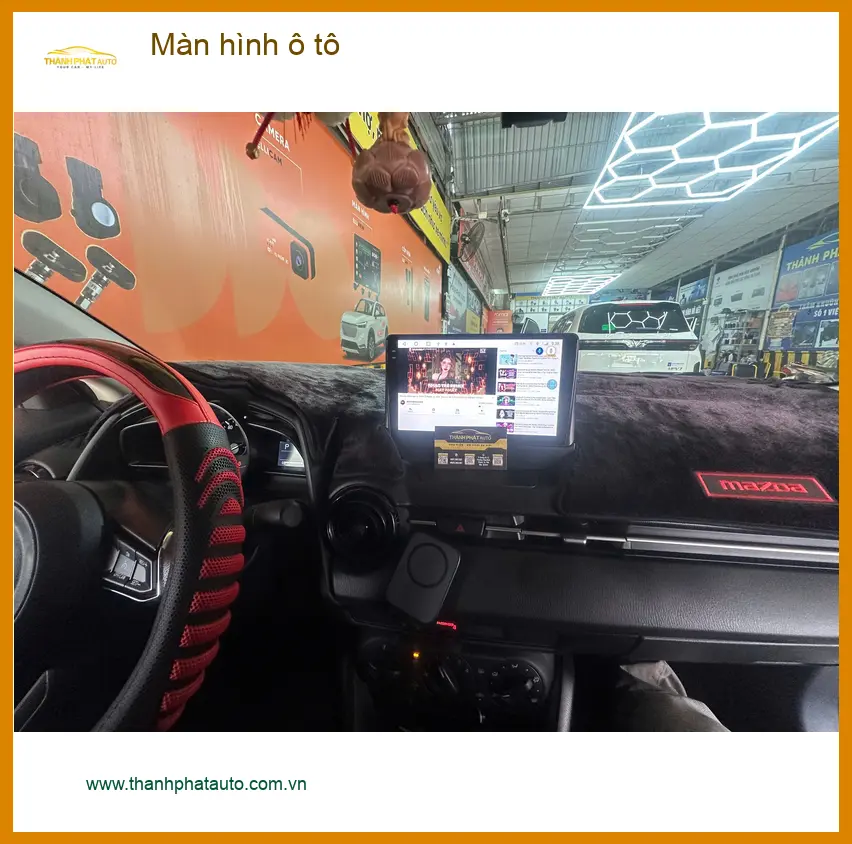 Chị Thảo lắp màn hình ô tô cho Hyundai Accent tại Quận Tân Phú để xem bản đồ
