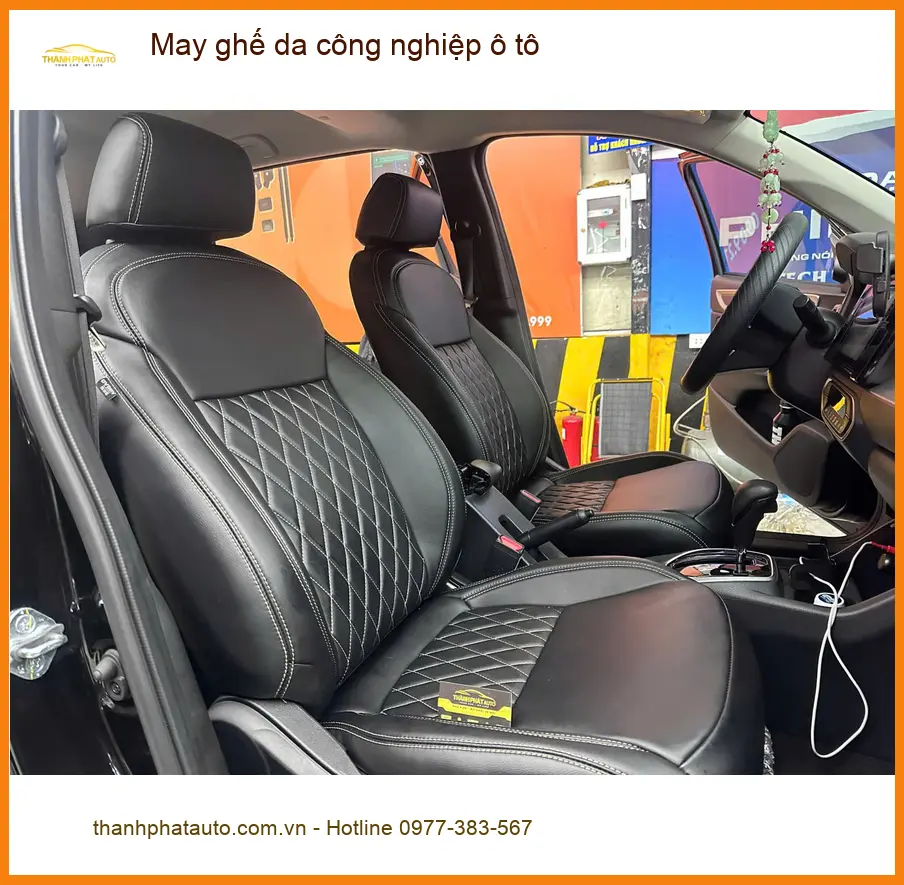 Chú Phát may ghế da công nghiệp ô tô Kia Carnival Quận 6 để làm mới nội thất