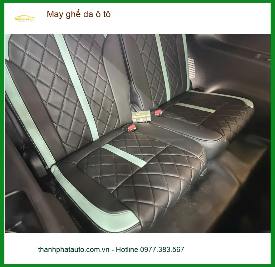 Anh Phước may ghế da ô tô Ford Everest tại Quận 9 cho xe mới thêm sang.