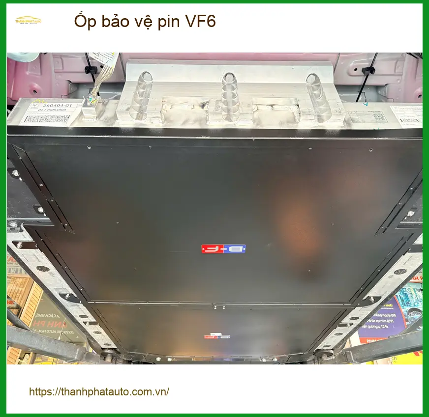 Chị Thảo lắp ốp bảo vệ pin VinFast VF6 tại Quận Thủ Đức để an tâm hơn khi di chuyển xa
