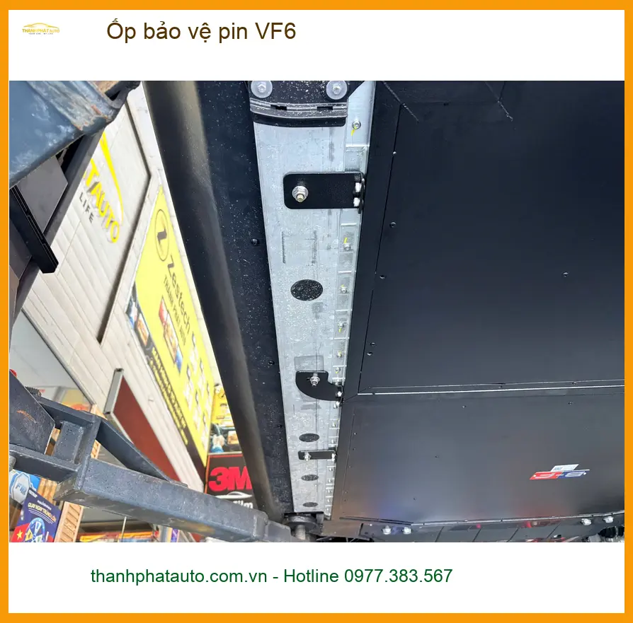 Chị Thảo lắp ốp bảo vệ pin VinFast VF6 tại Quận Thủ Đức để an tâm hơn khi di chuyển xa ảnh thực tế 2