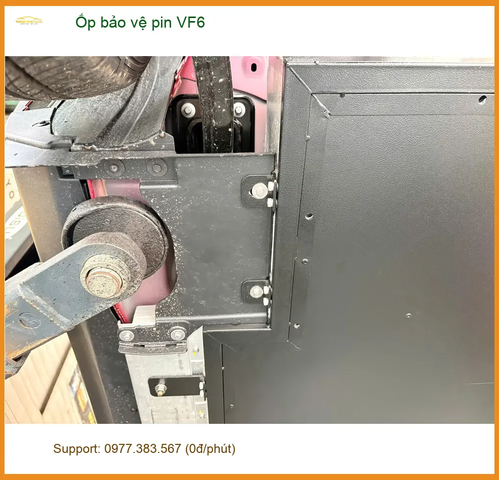 Chị Thảo lắp ốp bảo vệ pin VinFast VF6 tại Quận Thủ Đức để an tâm hơn khi di chuyển xa ảnh thực tế 3