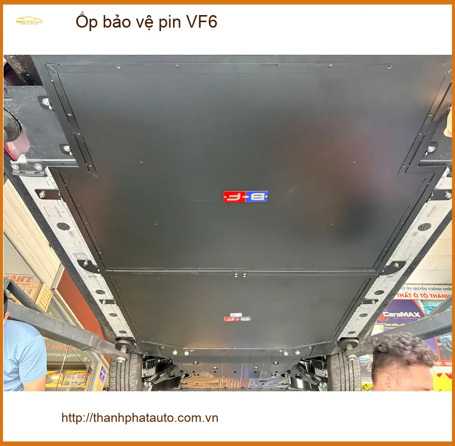 Chị Thảo lắp ốp bảo vệ pin VinFast VF6 tại Quận Thủ Đức để an tâm hơn khi di chuyển xa ảnh thực tế 4
