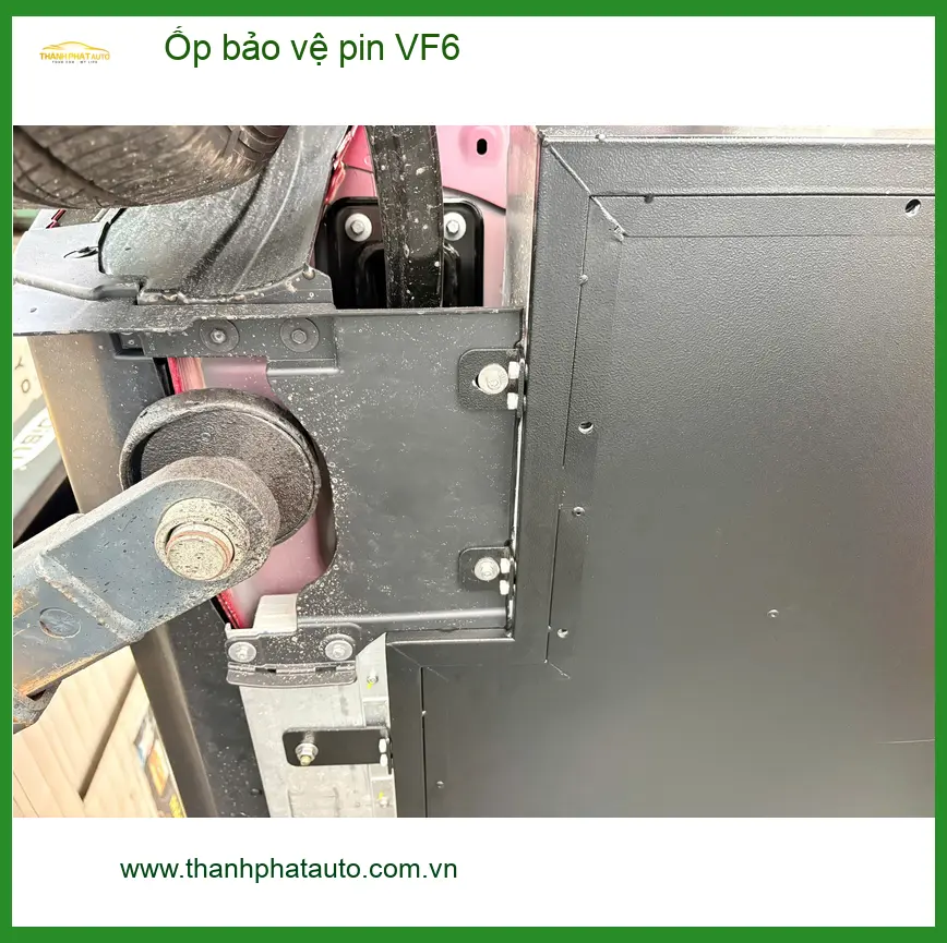 Anh Bảo lắp ốp bảo vệ pin VF6 tại Cần Giờ để tăng độ bền cho xe điện ảnh thực tế 2