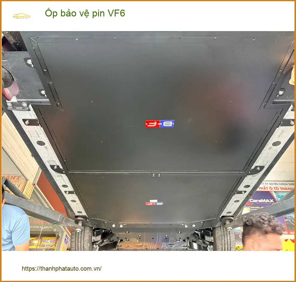 Anh Minh lắp ốp bảo vệ pin VinFast VF6 tại Hóc Môn để tăng độ bền
