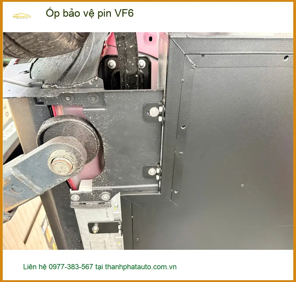 Chị Ánh lắp ốp bảo vệ pin VinFast VF6 tại Quận Tân Phú để xe bền bỉ hơn