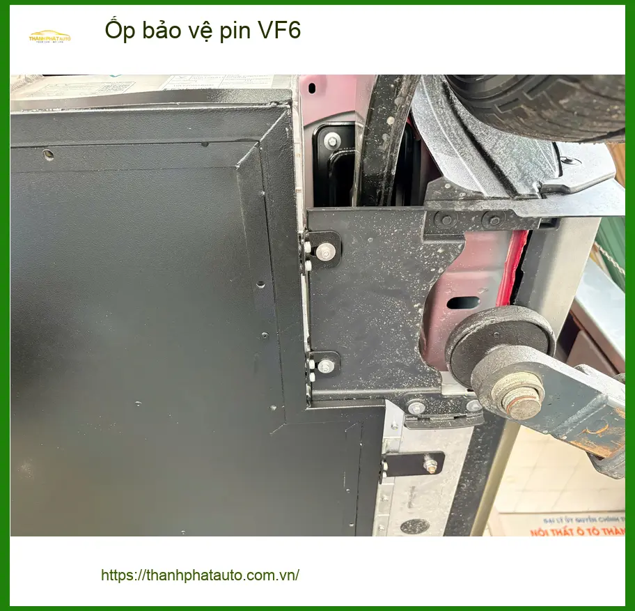Chị Ánh lắp ốp bảo vệ pin VinFast VF6 tại Quận Tân Phú để xe bền bỉ hơn ảnh thực tế 2