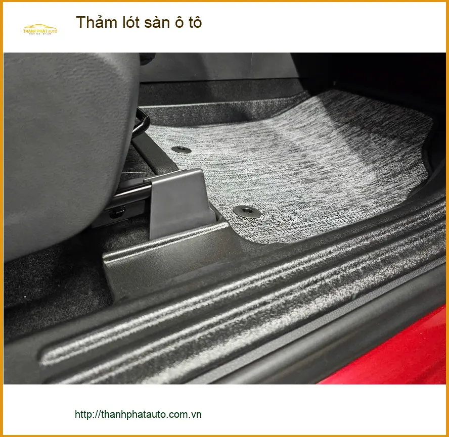 Bác Lân thay thảm lót sàn ô tô cho Suzuki Swift tại Quận 5 vì thảm cũ đã sờn rách ảnh thực tế 4