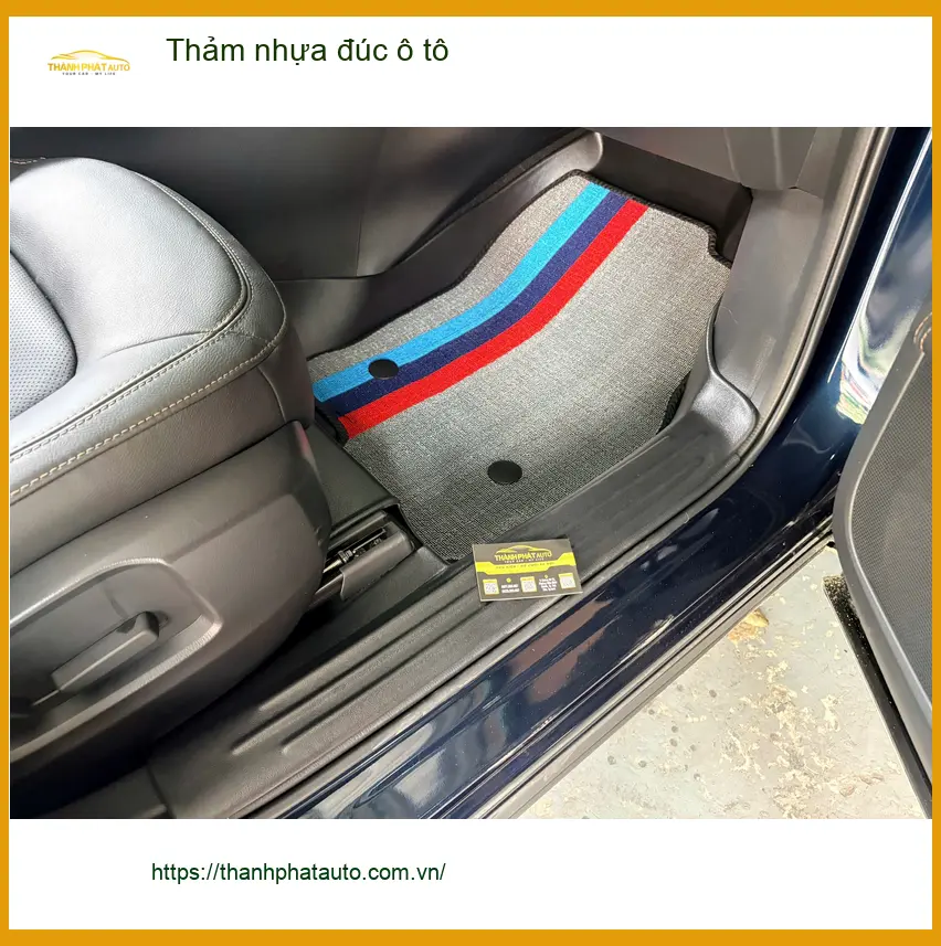 Chị Thảo lắp thảm nhựa đúc ô tô Hyundai Accent tại Hóc Môn để dễ dàng vệ sinh