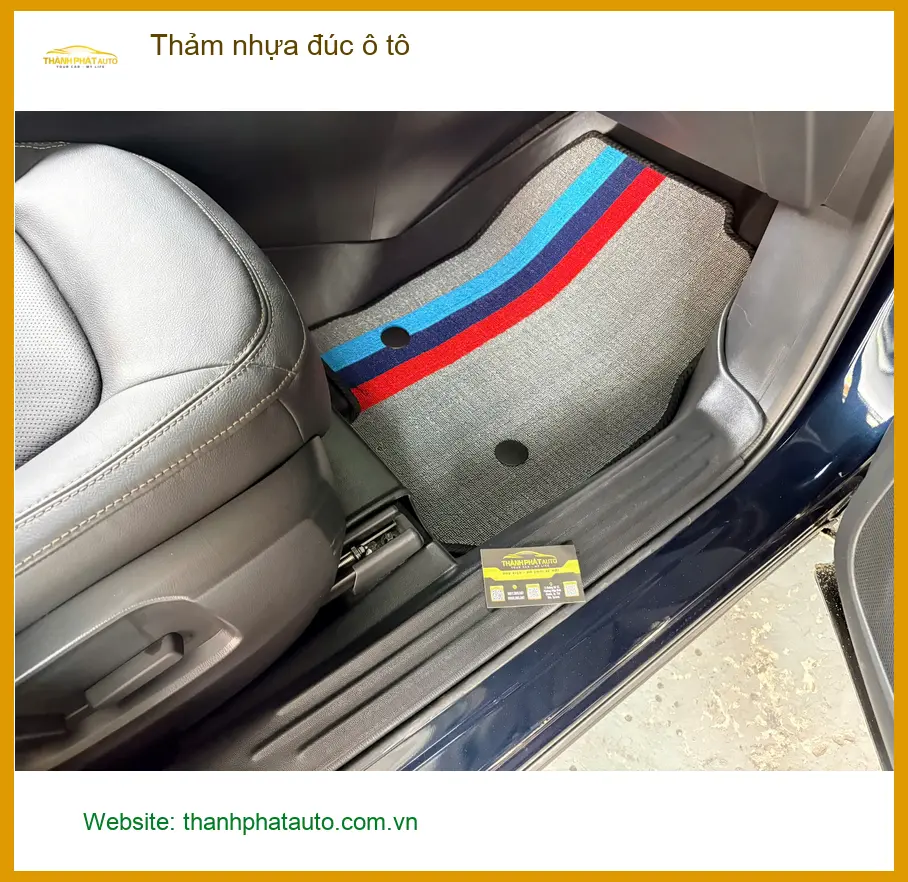 Chị Thảo lắp thảm nhựa đúc ô tô Hyundai Accent tại Hóc Môn để dễ dàng vệ sinh ảnh thực tế 2