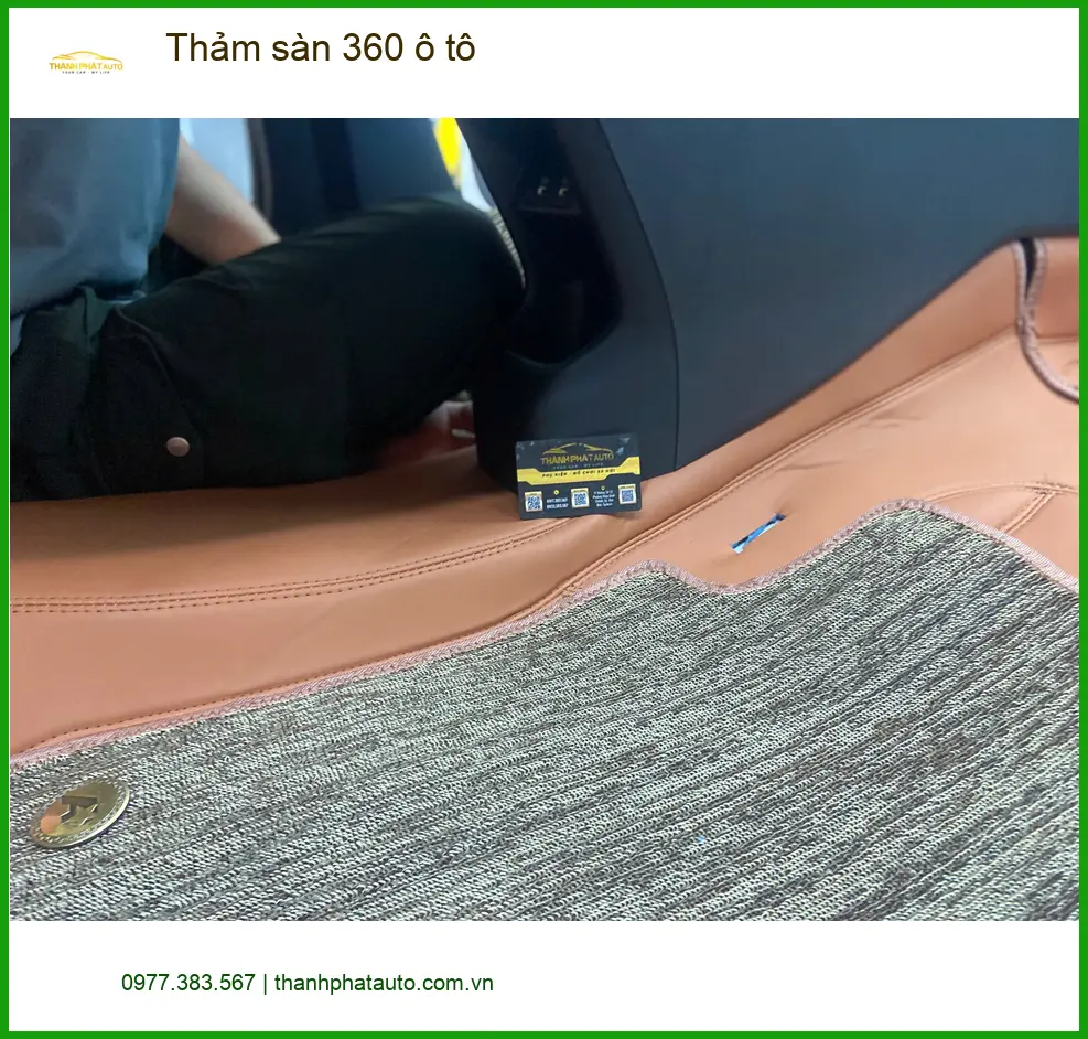 Anh Quân lắp thảm sàn 360 ô tô cho Ford Everest tại Quận 6 bảo vệ xe