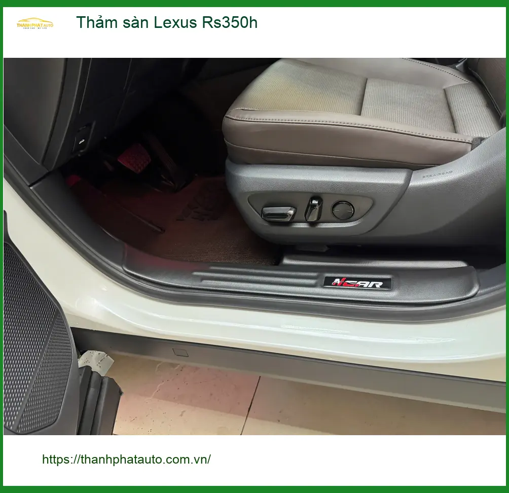 Chị Mai Anh làm thảm sàn Lexus Rs350h tại Quận 2 để nội thất sạch và sang trọng hơn